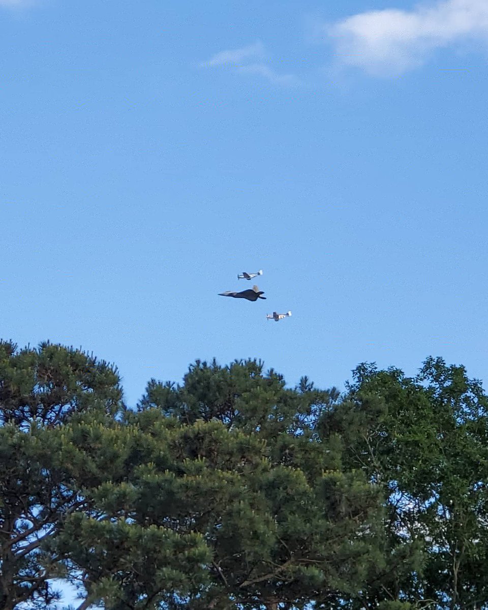 TheShannlee's tweet photo. #VAFlyBy got to see a pretty awesome flyover tonight F22 Raptor and two P-51 Mustangs π https://t.co/zX9QboBgQx