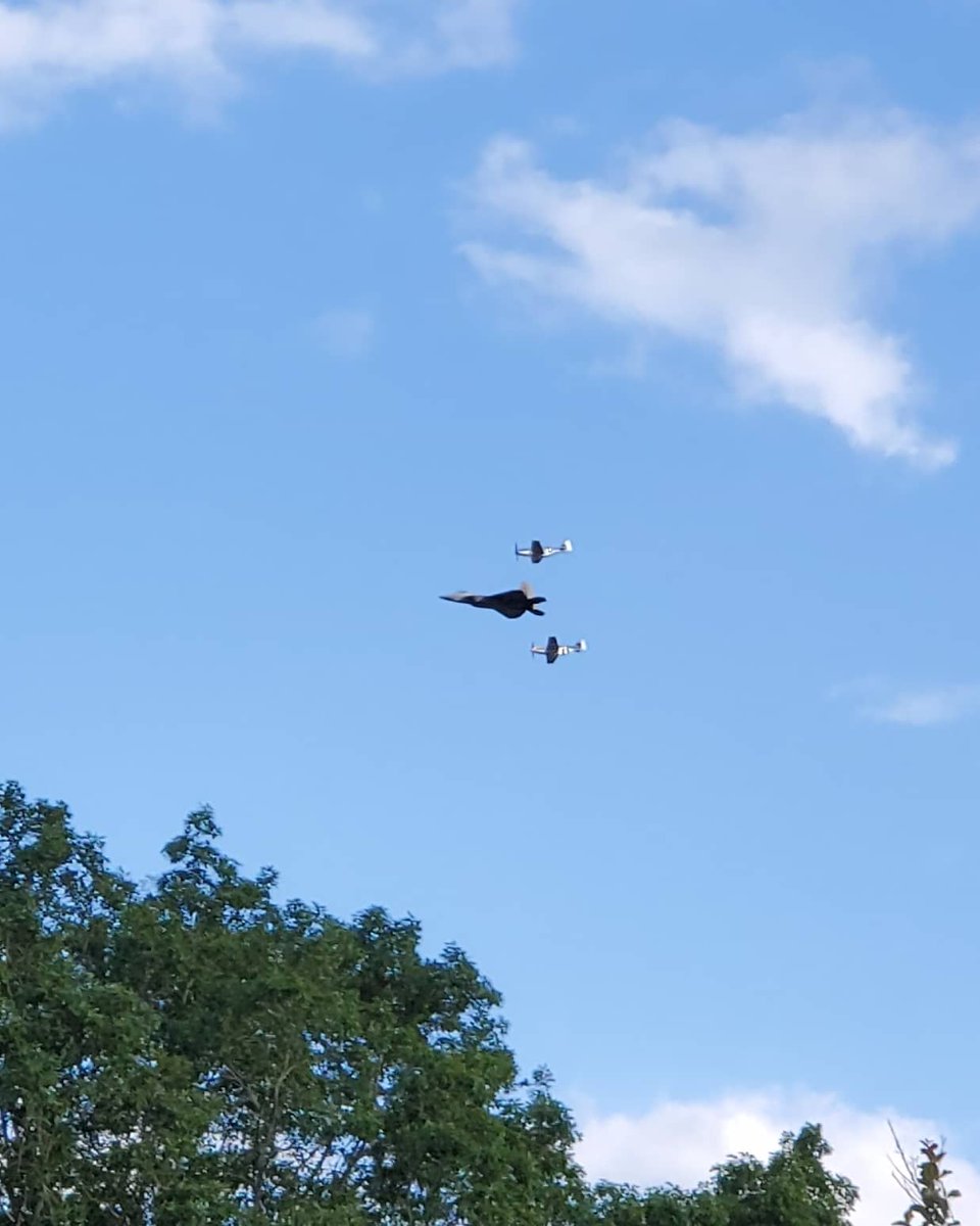 TheShannlee's tweet photo. #VAFlyBy got to see a pretty awesome flyover tonight F22 Raptor and two P-51 Mustangs π https://t.co/zX9QboBgQx