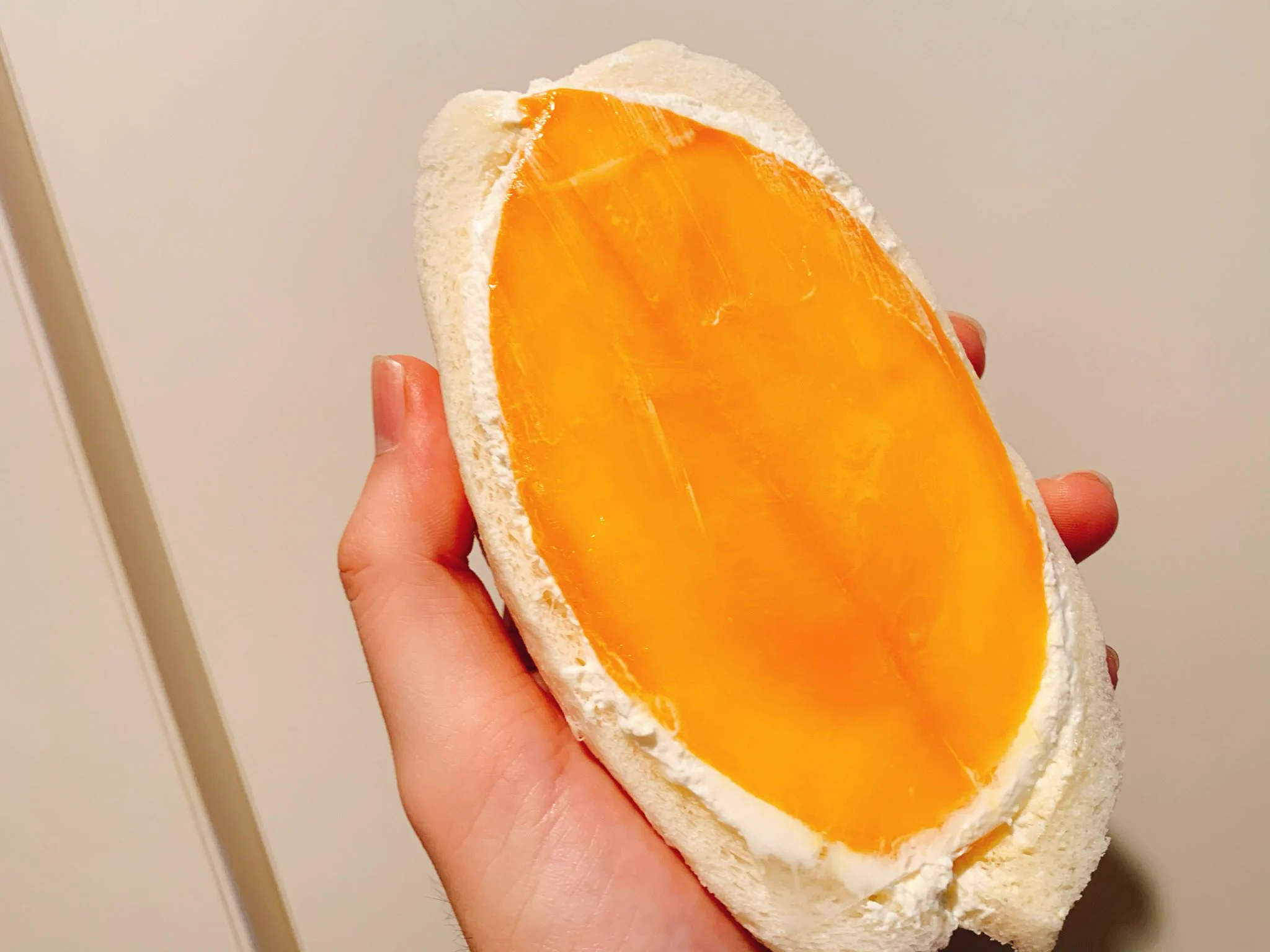 フルーツがまるごと入ってる！？八百屋の作る本気のフルーツサンド！