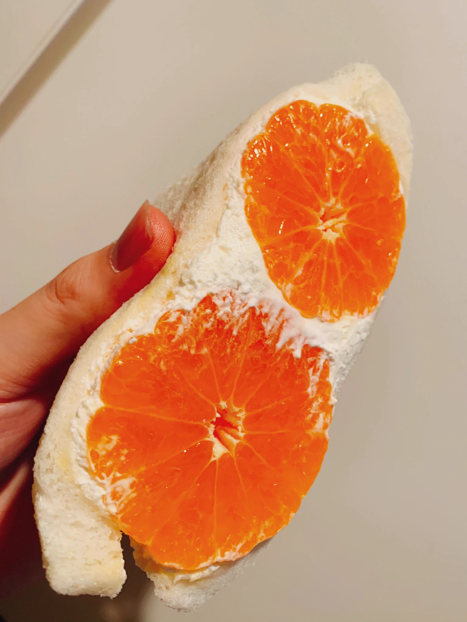 フルーツがまるごと入ってる！？八百屋の作る本気のフルーツサンド！