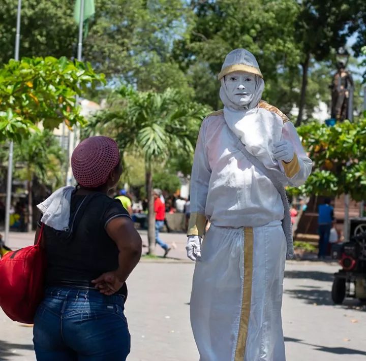 CuentaCalle's tweet photo. Él es Henry Antonio Vera. Quizás se les haga familiar, ya que por muchos años ha estado recorriendo los parques de #Cúcuta con su arte y performance de estatua humana. Conozcan más de su historia en nuestros #podcast  #Spotify #soundcloud #ivoox #YouTube
https://t.co/gU6n7cBRZx https://t.co/4w758g05O7