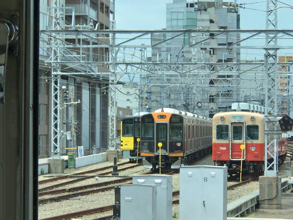 HM_Kyo's tweet photo. 尼に見たことないのが止まってたんだけ��、これただの5500系の塗装違い？それとも武庫川線に導入されるやつ？でも武庫川線の廃車ってまだ先だよね？ https://t.co/jeyq9D8Cjk