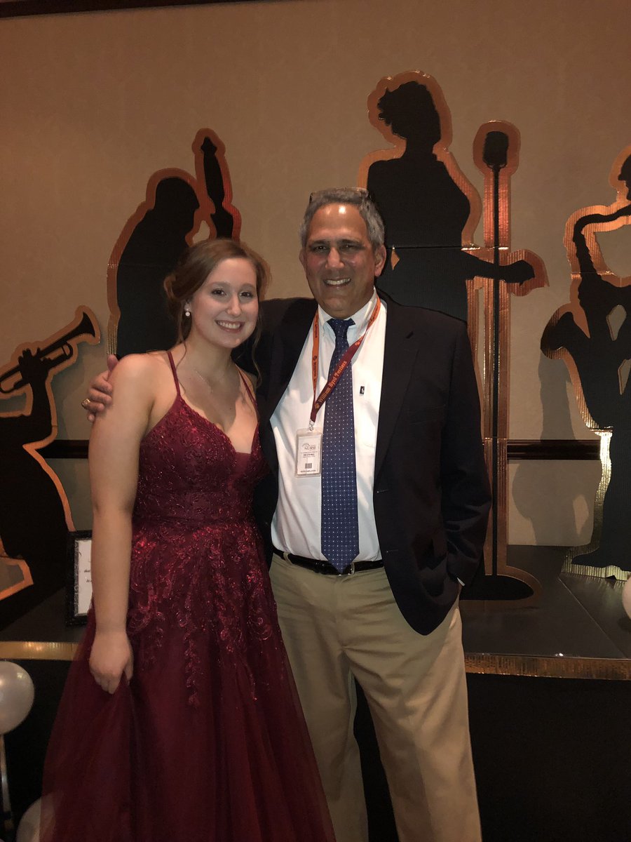 hayleyaward07's tweet photo. for day two here are two of my favorite teachers of all time! don’t know what I’d do without them and all the memories I had in their classes! 😢💗#byrdseniorweek #coachgeorge #mscarr https://t.co/Hi6YMggqNA