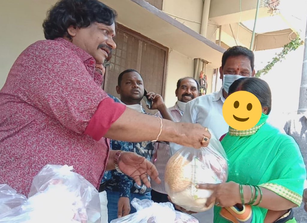 AmberpetShankar's tweet photo. #COVID19 
#essentialsupply 
Provided essentials to needy in Golnaka.
#AmberpetShankar https://t.co/Aj2h5IAKi5