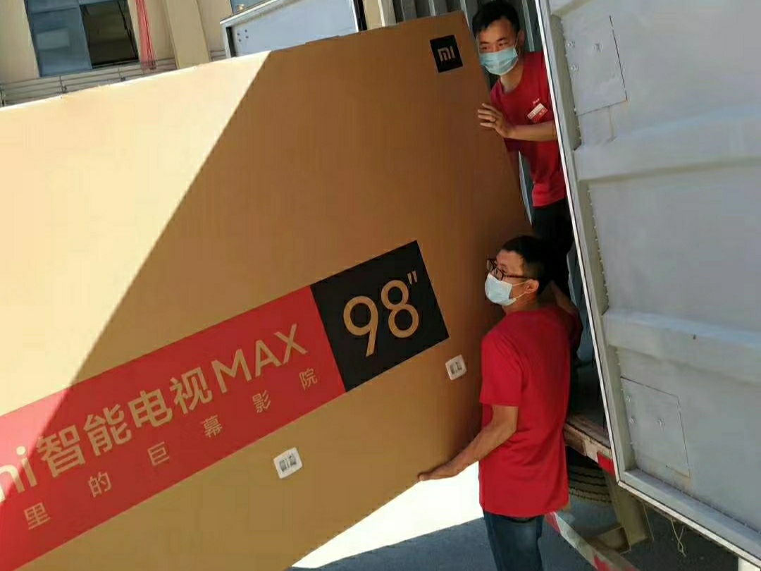 xiaomishka's tweet photo. #Xiaomi #Redmi #RedmiTV 
To bring #RedmiMax98 into the apartment is comparable in complexity to raising a piano. To do this, you will need a whole crane. It is good that the company provides such a service 😀 https://t.co/RuecDLgdxp