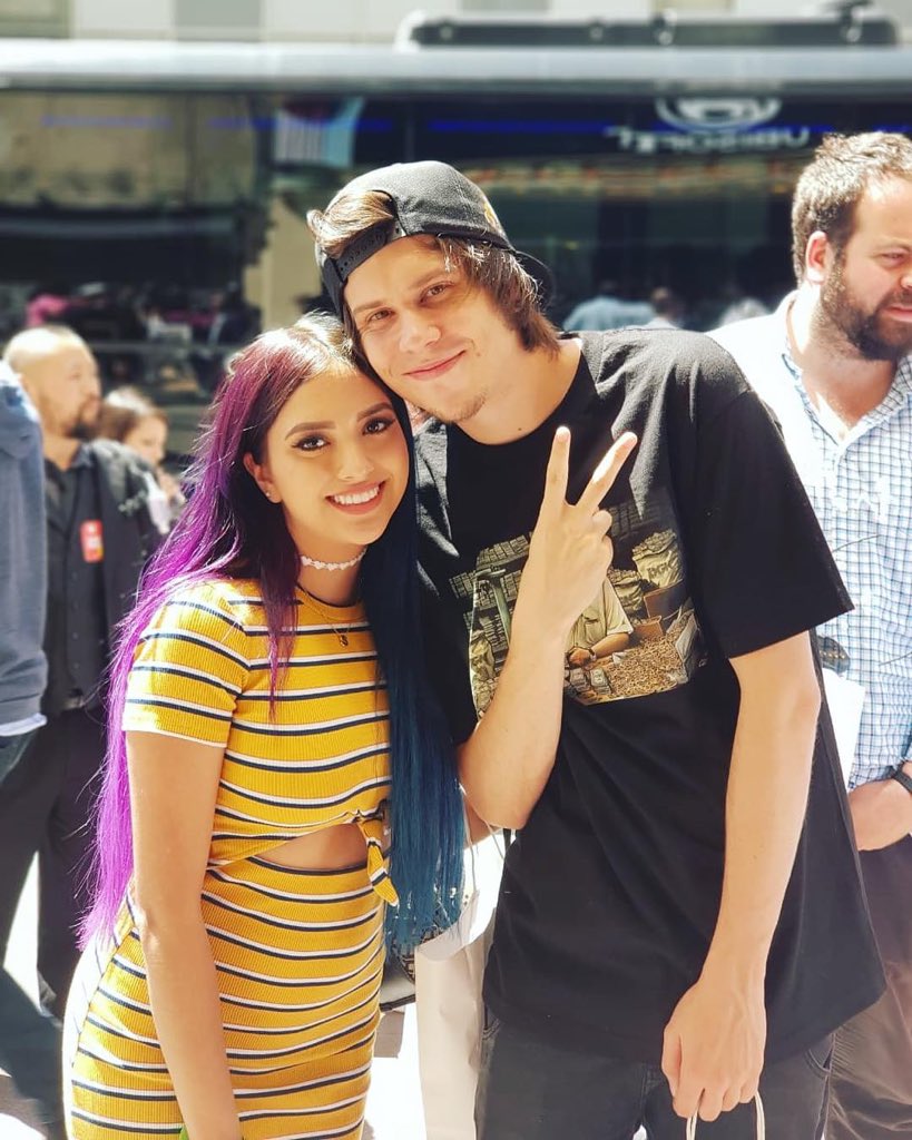 arigameplays's tweet photo. Ya casi 2 años desde que conocí a Rubius en persona, estaba que me moría de nervios y no sabía si pedirle la foto porque no quería molestarlo pero accedió súper buena gente. Que emocion, quiero repetir el día ❣️🥺 https://t.co/pSnyhtuGgY