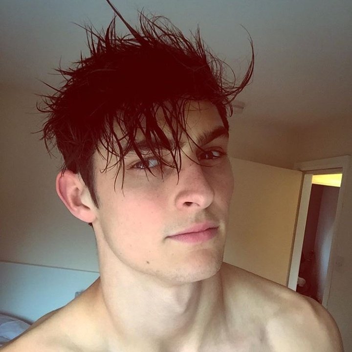 e é com uma das primeiras fotos do meu perfil que eu venho me despedir de vez dessa conta, obrigado a todes que sempre estiveram ao meu lado, amo cada um de vocês.