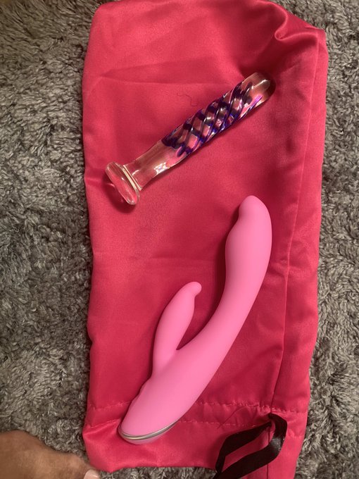 So horny 🍆🍑right now which one should I use:  ❤️ for glass toy and comment for vibrator 😘 https://t.