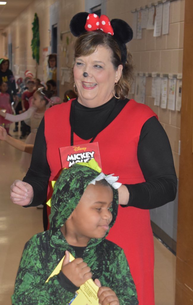 AYCOCKSCHOOL's tweet photo. Teacher Appreciation Spotlight! Teacher Asst., Mrs. Lynn Paschall, has such a kind &amp; loving heart! She always has a smile &amp; something positive to say! She cares! Every week since we’ve worked from home, she has reached out to her Kindergarten kids to check on them! That’s love! https://t.co/GS3u0DNo9m