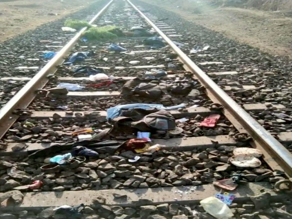 hope_ssd's tweet photo. @sudhirchaudhary B4 asking poor abt having money for liqueur & not ticket - ask your soul, "Are you alive?"
V a nation dreaming of $5 trillion economy cdnt feed d poor & pay fr their tickets?
Look at d leftovers of the migrant workers.
#BikauMedia
#PMCaresFund_घोटाला #PMcaresNOT https://t.co/L4PtTKS5fQ