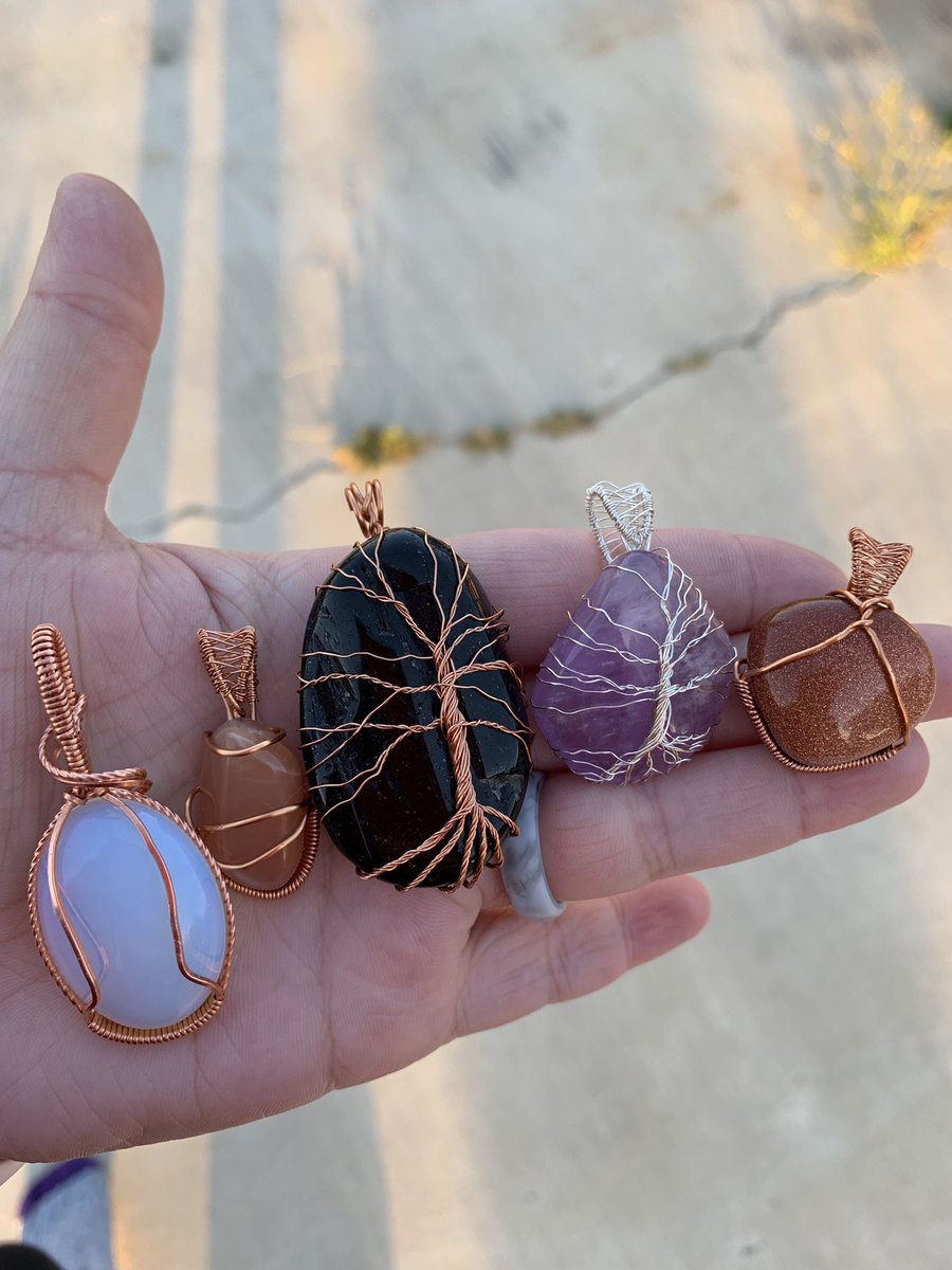 rynzilla's tweet photo. I’ve officially been wire wrapping for one year. It has changed my life tremendously and I am so thankful. I’ve met some of the most incredible people in the art community and I am happy to call you all friends. 🥺💜💜 first two pics are some of my first wire wraps vs recent ones https://t.co/dfRrEAl6EG
