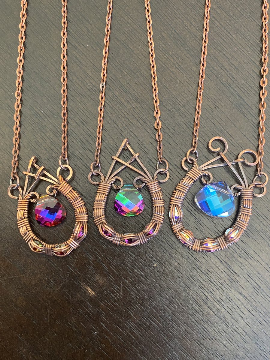 rynzilla's tweet photo. I’ve officially been wire wrapping for one year. It has changed my life tremendously and I am so thankful. I’ve met some of the most incredible people in the art community and I am happy to call you all friends. 🥺💜💜 first two pics are some of my first wire wraps vs recent ones https://t.co/dfRrEAl6EG