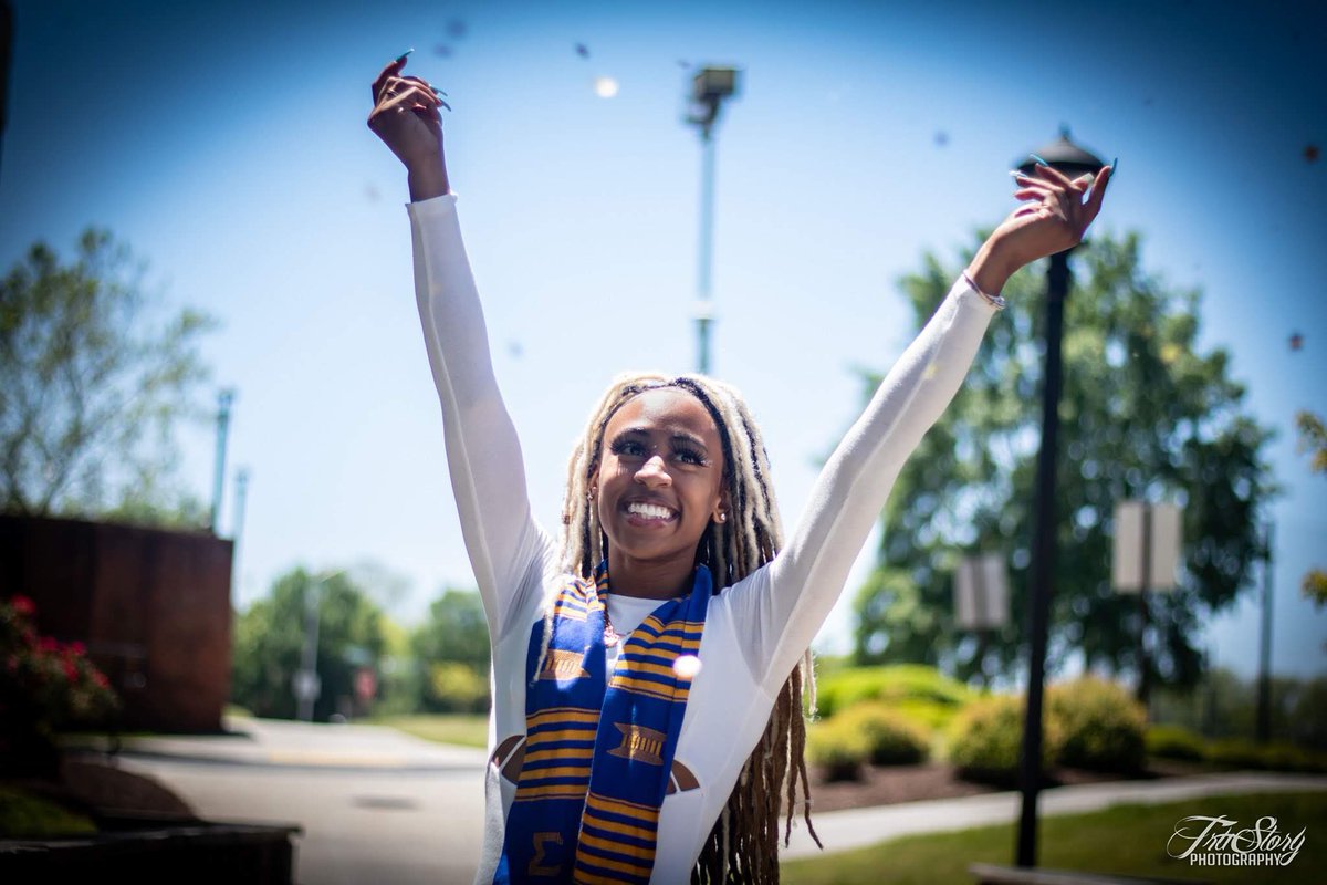 xsheabutter_bby's tweet photo. How are y’all going to scream all my failures but whisper my accomplishments? #HBCUGrad #HonorGrad #blackhbcu #virginiastateuniversity #sigmagammarho 💛💙 #1922 #watchtheyardgrad https://t.co/4Gx6soGE27
