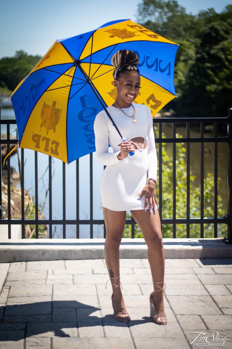 xsheabutter_bby's tweet photo. How are y’all going to scream all my failures but whisper my accomplishments? #HBCUGrad #HonorGrad #blackhbcu #virginiastateuniversity #sigmagammarho 💛💙 #1922 #watchtheyardgrad https://t.co/4Gx6soGE27