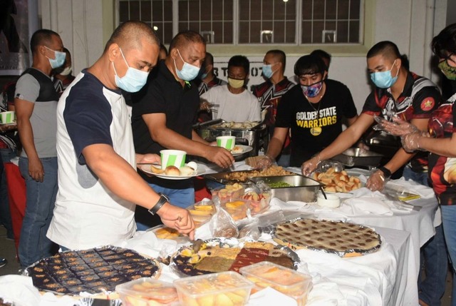 natashya_g's tweet photo. Meanwhile, in the Philippines, cops held a PARTY for the chief of Metro Manila. Cops who man the streets &amp; checkpoints to enforce gov't-mandated quarantine. The HYPOCRISY, INSENSITIVITY &amp; SPECIAL TREATMENT of public officials add salt to wounds of suffering Filipinos. #COVID19PH https://t.co/2PsO2mIT0b