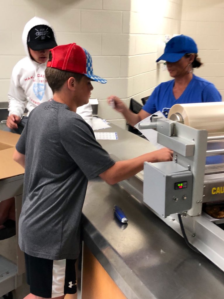 TexasSchoolFood's tweet photo. Big THANKS to @houchinfam8 for volunteering to help their classmates and friends by sealing 1800 supper meals to be distributed to about 900 children every day in Decatur. Everyone can do something - find a way to be involved to help someone else. @TexasDeptofAg https://t.co/bHSnJZjmHp