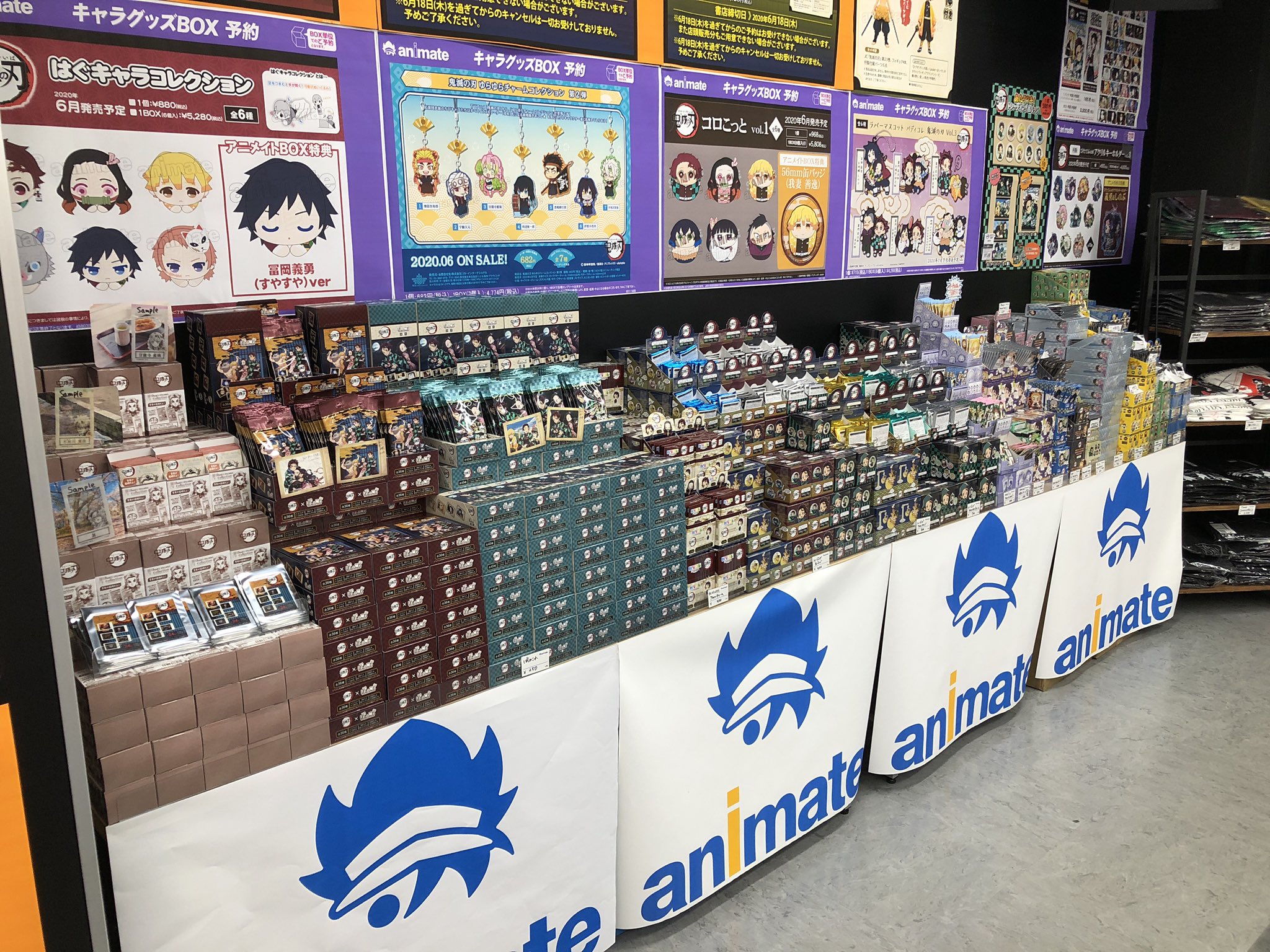 アニメイト大阪日本橋 プレミアム電子商品券 2 12 数量限定販売中 鬼滅の刃コーナー紹介 現在当店では 鬼滅の刃 特設コーナーを設けております 2階キャラグッズフロアの奥で多数商品展開中 通常コーナーにも多数商品展開中ですのでぜひ