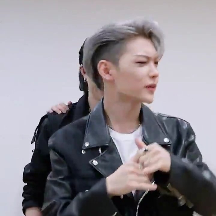 99CHNGBN's tweet image. changbin              felix
                    🤝
         slaying undercuts