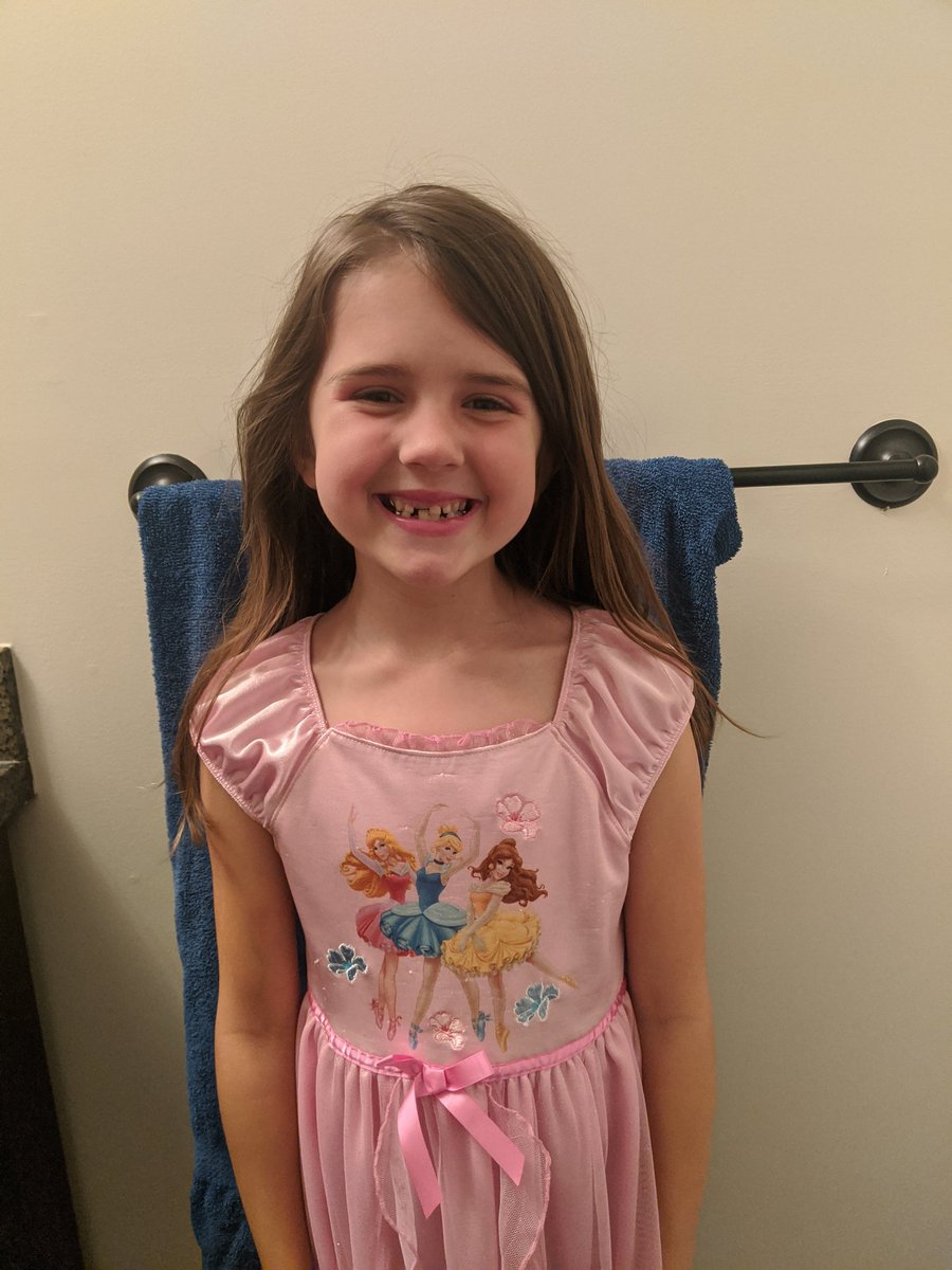 cpoWw's tweet photo. Doing make up and playing princess with my favorite human https://t.co/byk4iEtAUw
