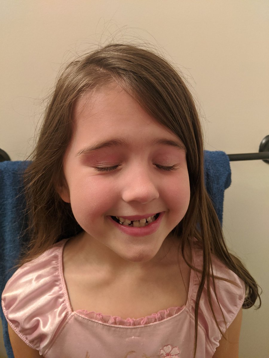 cpoWw's tweet photo. Doing make up and playing princess with my favorite human https://t.co/byk4iEtAUw