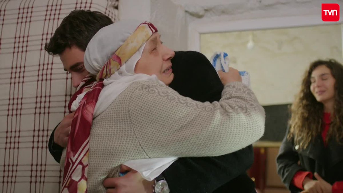 TVN's tweet photo. AHORA ⭕ Mirán abrazó con todas sus fuerzas a su abuela 🥰 Dale ❤️ si te emocionó este momento tanto como a nosotros 😭📲 #MiranAbreSuCorazon ➡️ https://t.co/XYEkJadpbI https://t.co/L55m9Rn9A0