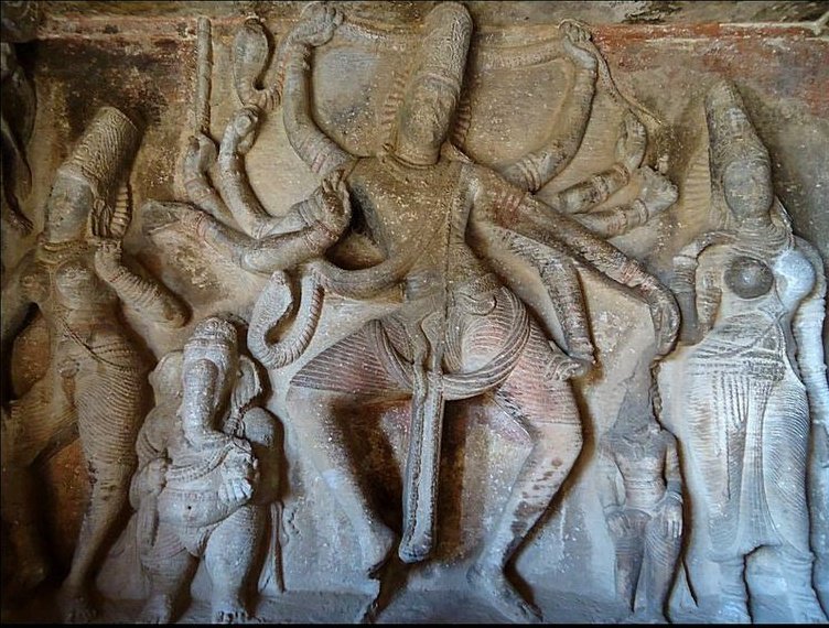 नटराज शिव और अन्य नृत्यरत प्रतिमाओं में पात्रों के गर्दन, कोहनी, कमर, कलाई और घुटनों को विविध प्रकार से मुडा हुआ दिखाया जाता है इसलिए इसे 'अतिभंग मुद्रा' कहते हैं।