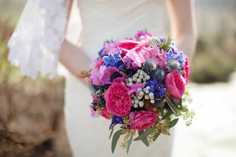 Dan Levy as wedding bouquets. A thread.