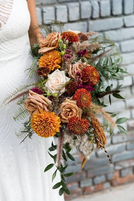 Dan Levy as wedding bouquets. A thread.