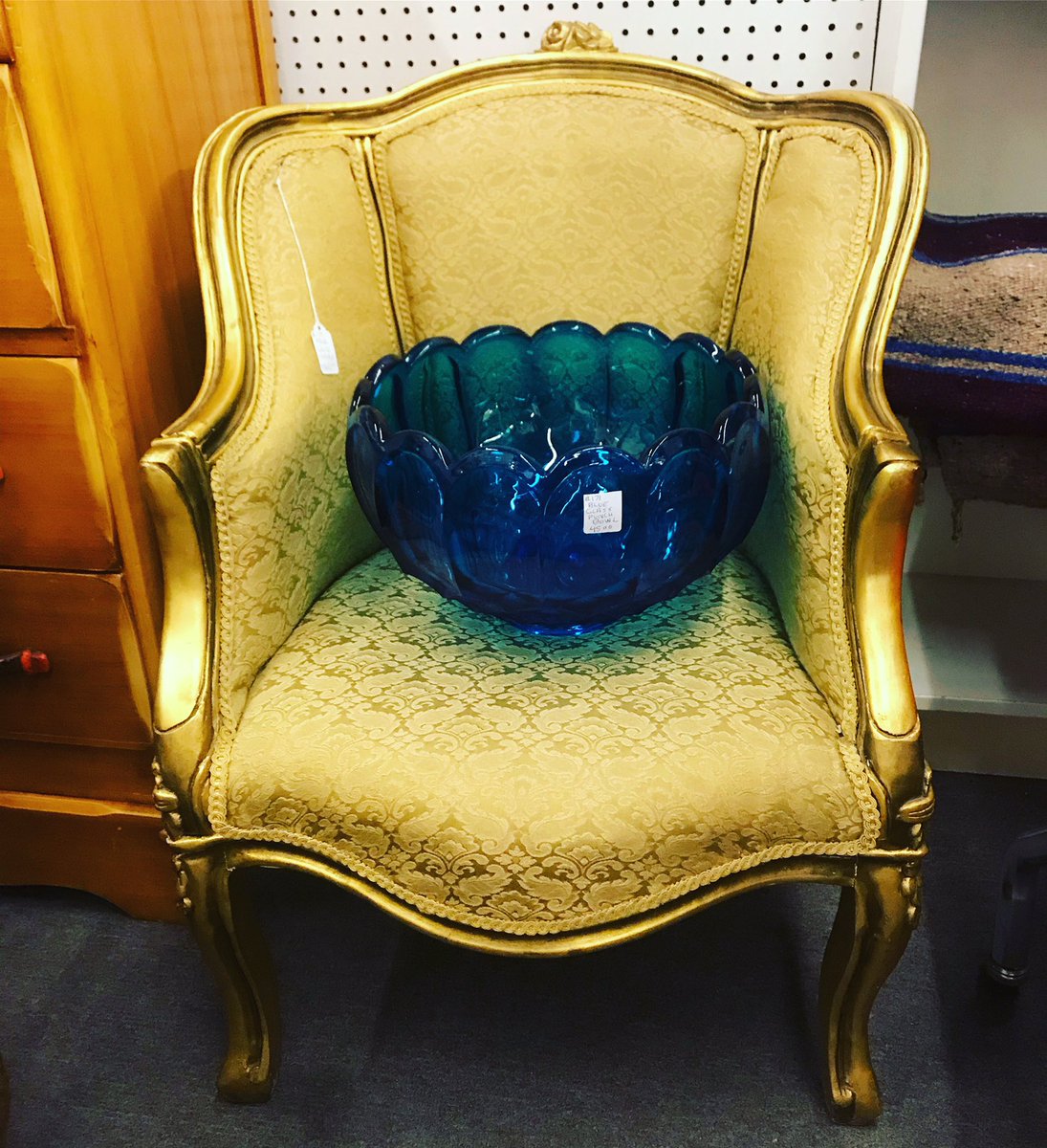 A punch bowl like this deserves a royal chair!
👑
#antiquetrove #antique #antiques #vintage #Rusty #chippy #patina #scottsdale #antiquestore #shopfromhome #curbsidepickup #thrift #royalthrone #vintagepunchbowl