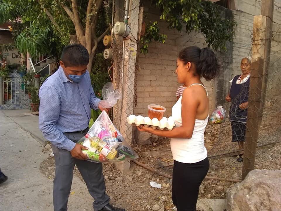 WencesRealPT's tweet photo. Martes 12 de Mayo 2020, seguimos en la ruta de apoyo a nuestros herman@s del Mpio. de Tlapa de Comonfort, Gro. Hoy complementamos su despensa con miel de Colombia de Guadalupe del Mpio. de Malinaltepec.
#DipLeticiaMosso.
#TengamosFe.
#JuntosPodemos. https://t.co/D6HL6xW4TT