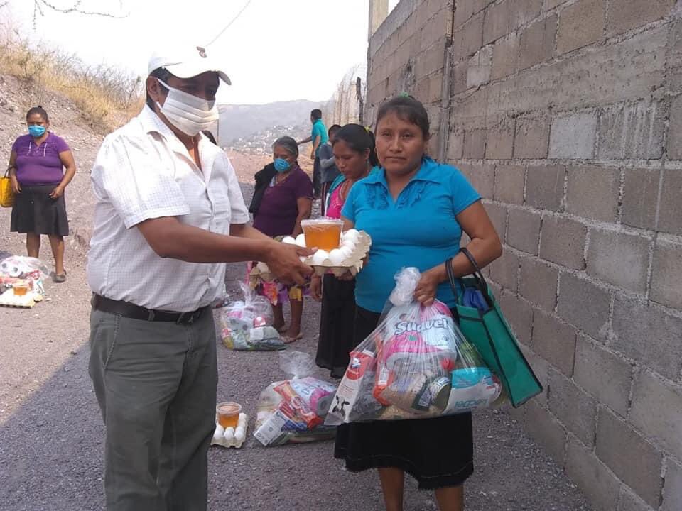 WencesRealPT's tweet photo. Martes 12 de Mayo 2020, seguimos en la ruta de apoyo a nuestros herman@s del Mpio. de Tlapa de Comonfort, Gro. Hoy complementamos su despensa con miel de Colombia de Guadalupe del Mpio. de Malinaltepec.
#DipLeticiaMosso.
#TengamosFe.
#JuntosPodemos. https://t.co/D6HL6xW4TT