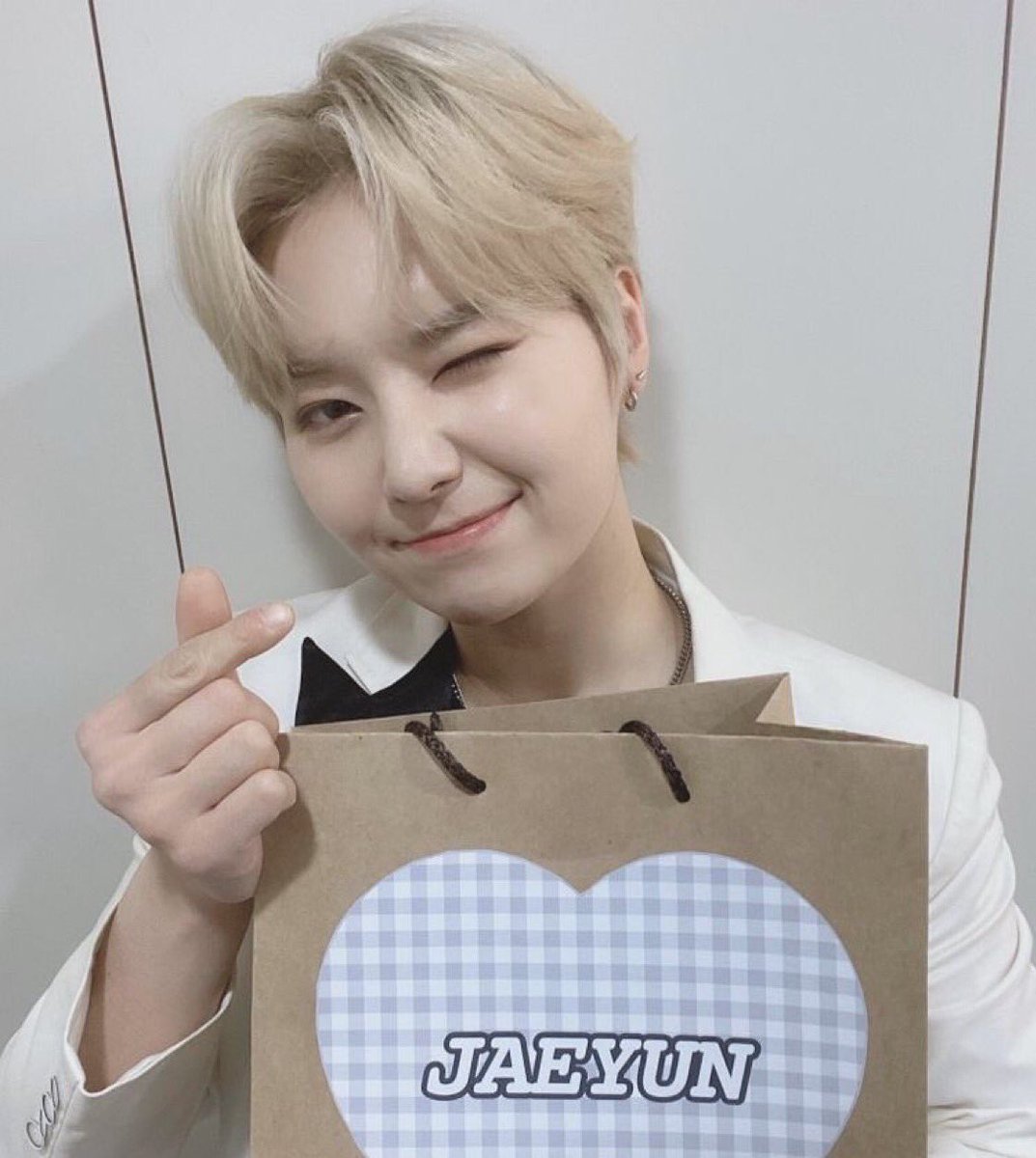 Jaeyun: - serenades you before the party even begins- brings you a bag full of your favorite snacks/candy!~- ^also secretly slips you a handwritten letter, filled w reasons why he loves you.- joins Kyungho in a karaoke duet- refuses to leave when the party ends #too  #jaeyun