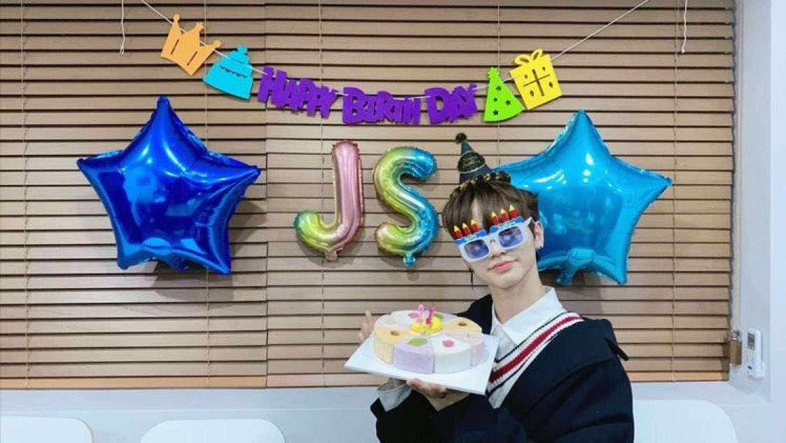Jisu: - brings you a bouquet of flowers and a gucci bag - helps you unwrap gifts bc he get soo excited - helps make goodie bags for everyone coming- decorated the cake himself - orders pizza for after and doesn’t let you pay. #too  #jisu