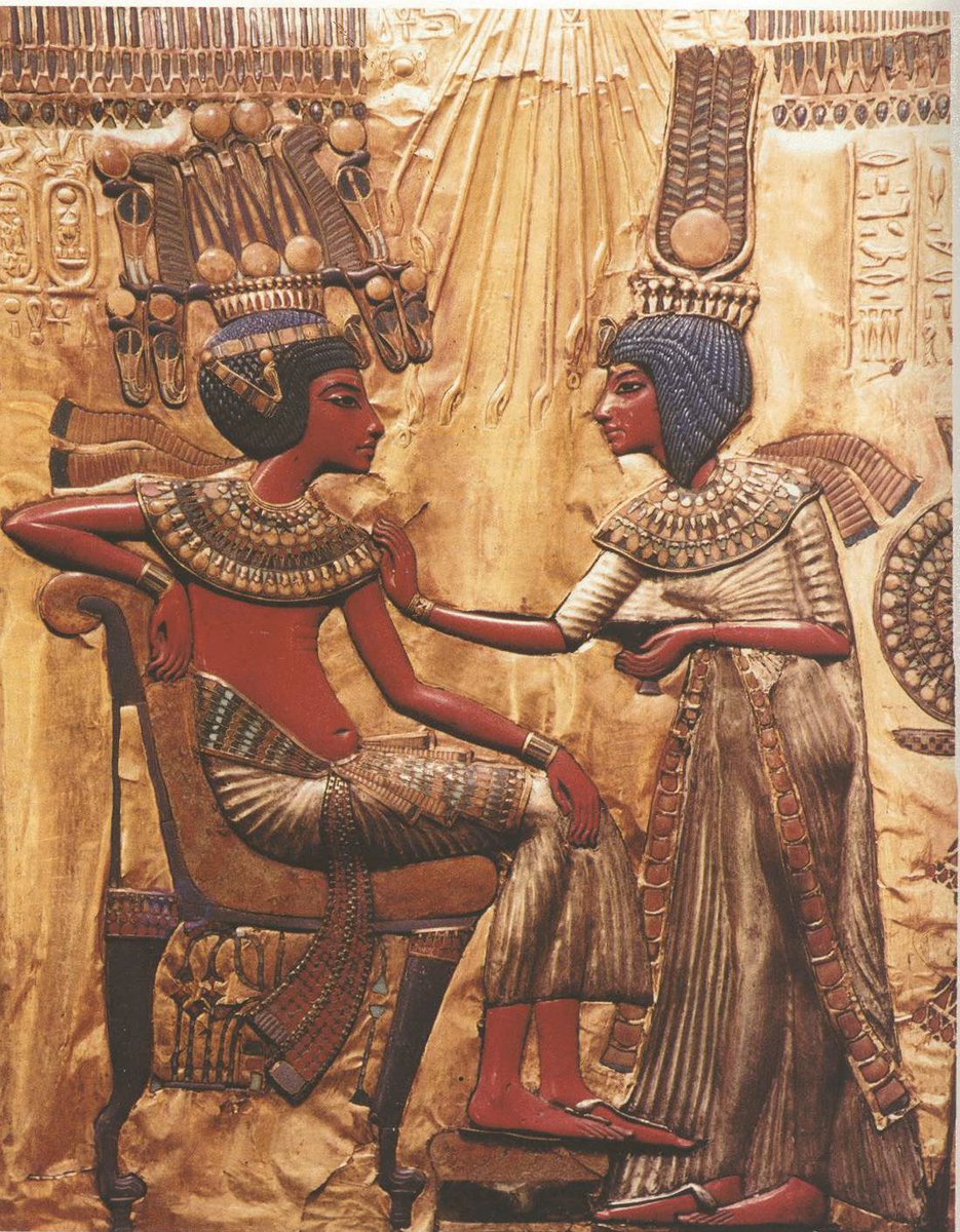 توت عنخ آمون وانخسين آمون كما هو موضح على عرش توت عنخ آمون حوالي عام 1325 قبل الميلاد