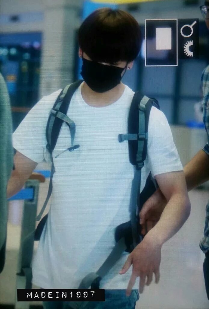 jungkook carrying taehyung's backpack