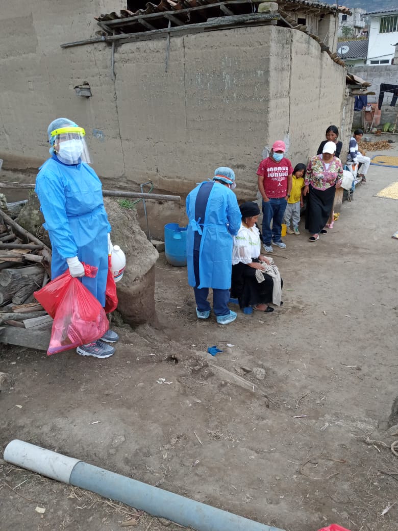 CptapsI's tweet photo. @CNTAPSECUADOR @Kary_Arteaga @LaboralAN @AngelSinmaleza @DerechoSaludAN @Salud_Ec @DrJuanCZevallos @AsambleaEcuador @opsoms @DANNYCHOEZM @CPCCS @ComunicacionEc Técnicos en Salud #TAPS Imbabura en la primera linea de batalla, somos el nexo principal para el seguimiento de casos sospechos de Coronavirus #COVID-19 y de los aislamientos voluntarios en los domicilios de usuarios que hayan retornado de otros países y provincias.

#CntapsEc https://t.co/wy30QVFMjB