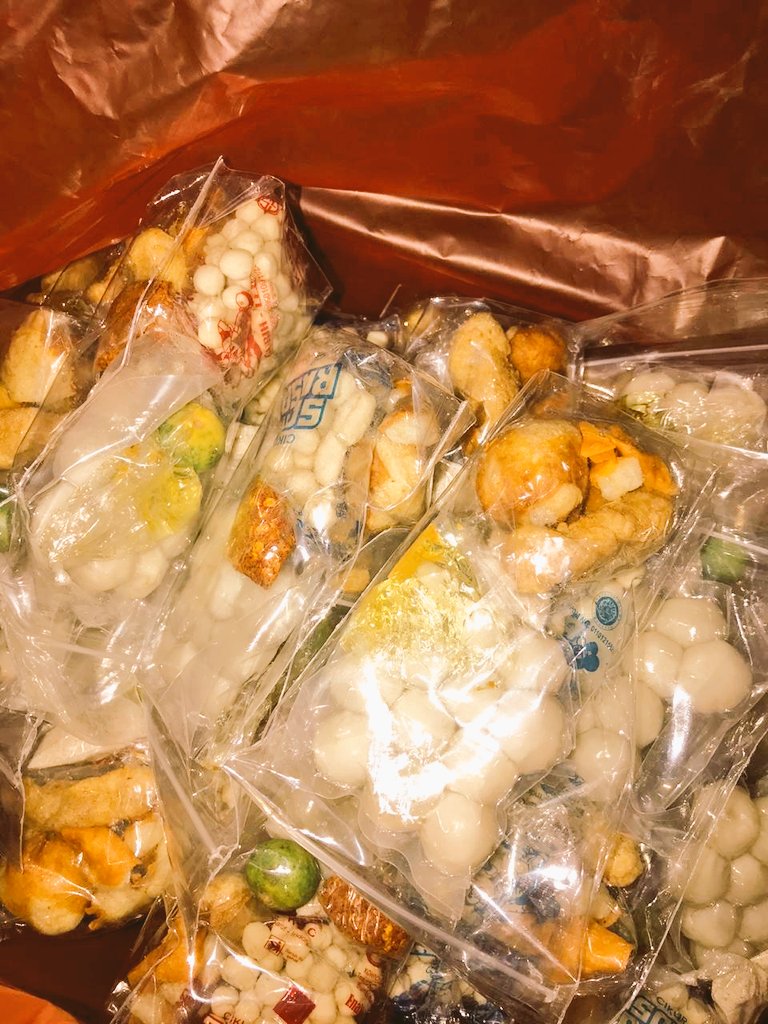 nyonyamentri's tweet photo. Bismillah
Ada yang suka baso aci? Hay aku jualan baso aci isi ayam, insya allah ini enak, karena ini home made loh, 1 bungkusnya 13.000, aku bisa antar kemana aja pokoknya, ongkir? Seikhlasnya dari kalian, karena orderan sepi jadi apa aja aku lakuin selagi halal,yuk bantu order🤗 https://t.co/CVGsLPfcdj
