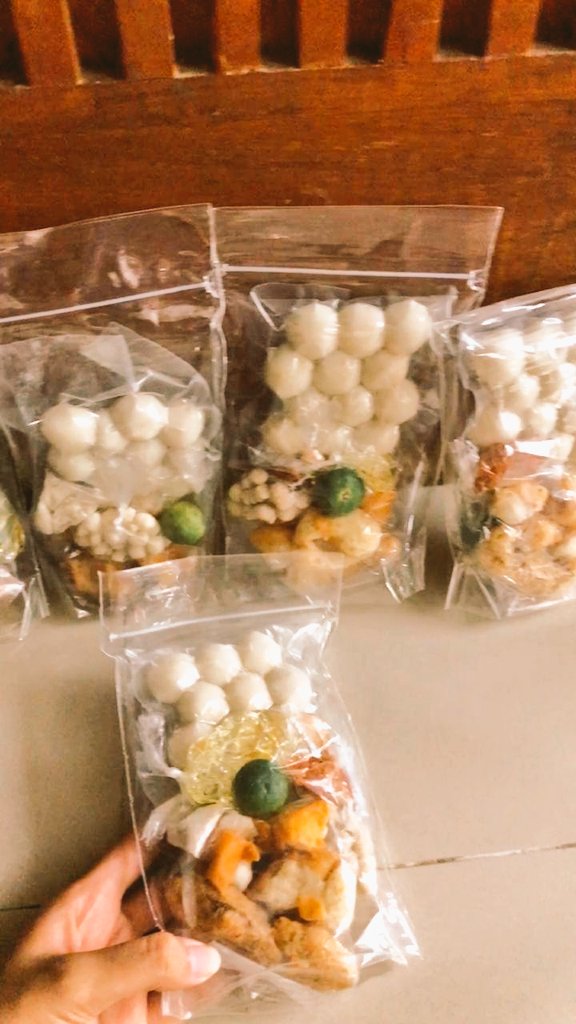 nyonyamentri's tweet photo. Bismillah
Ada yang suka baso aci? Hay aku jualan baso aci isi ayam, insya allah ini enak, karena ini home made loh, 1 bungkusnya 13.000, aku bisa antar kemana aja pokoknya, ongkir? Seikhlasnya dari kalian, karena orderan sepi jadi apa aja aku lakuin selagi halal,yuk bantu order🤗 https://t.co/CVGsLPfcdj