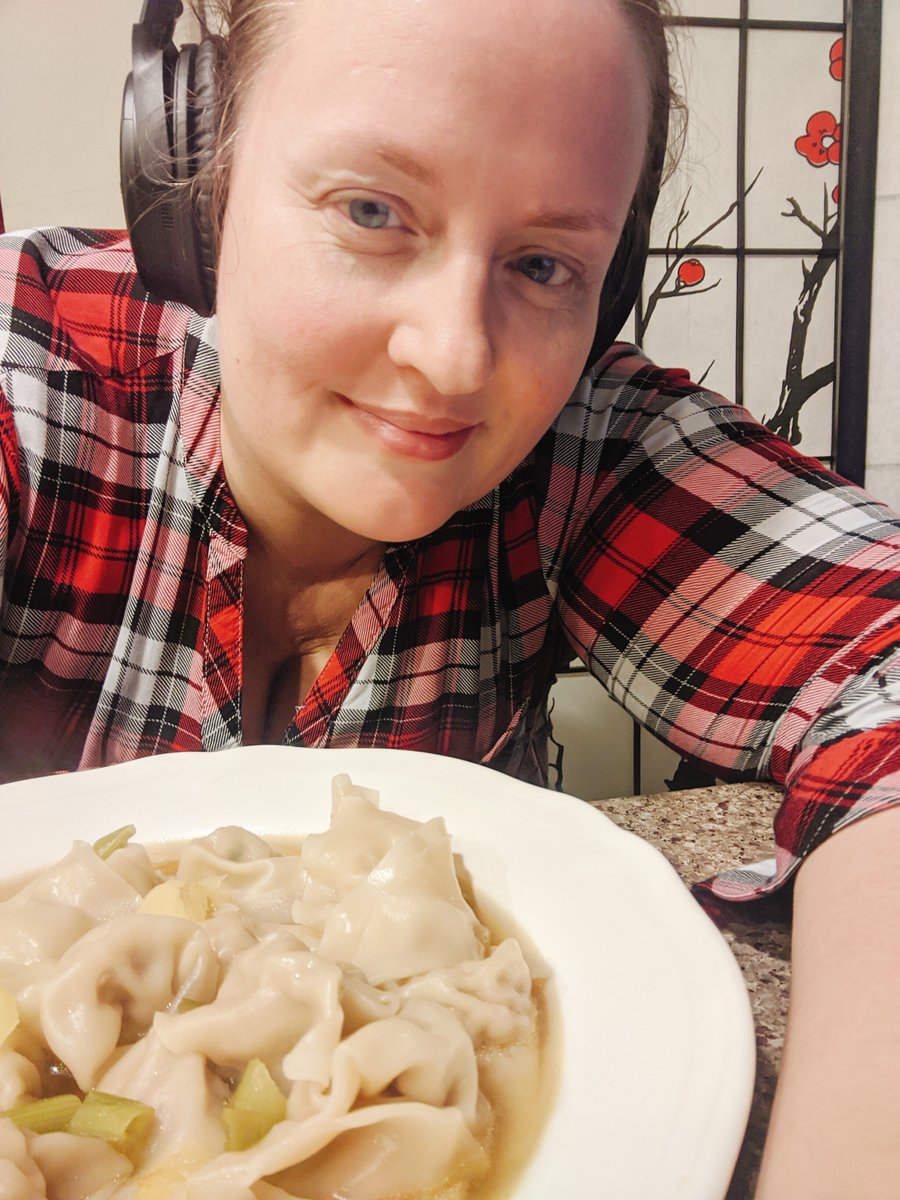 estellatse's tweet photo. Day 60: Homemade wonton date with @inannamute!

I sent her the recipe, we gathered our ingredients, and made dumplings together over video! Lovely and peaceful shared time over soul-warming food~

It's all I ever wonton'd and more!

#TasteoftheApocalypse https://t.co/sZJAZHxjs7