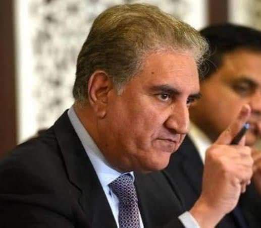 GadaHussain_'s tweet photo. یہ بندہ جو  آج سندھ کو آنکہیں دکھا رہا ہے، یہ وہ مکار موقع پرست پیر ہے، جو سارا سال سوٹیڈ بوٹیڈ ہو کر مکمل یورپی طرز کی زندگی بسر کرتا ہے، لیکن اچانک ایک دن سفید جُبے اور پگڑی میں ملبوس ہو کر سندہ آتا ہے اور ان ہی لوگوں سے "غوث کا بیٹا" ہونے کے نام پر  ووٹ اور  پیسے مانگتا ہے https://t.co/K19ovWDDxs