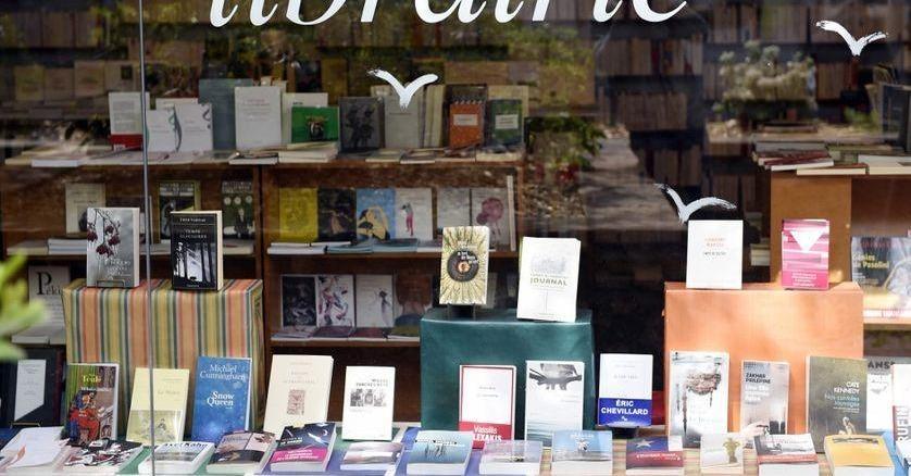 franceculture's tweet photo. A quoi sert une librairie ? À trouver ce qu’on ne cherche pas. Voilà une réponse qui en un sens "menace Amazon". https://t.co/FUdl5SPrTp https://t.co/iQh1GIi2fA