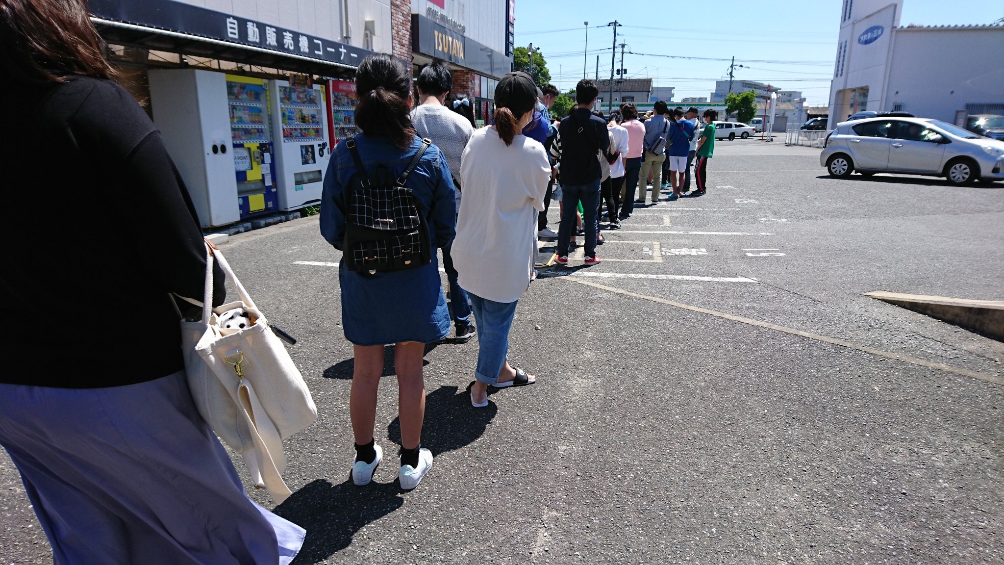 ポテト男爵 鬼滅の長蛇 昼休みに鬼滅とアクタージュを買いに行ったら長蛇の列 今日発売組は並ばないといけないそうでアクタもかよっ ってなって30分並んだら鬼滅しか無くてアクタが15日発売に と言うか鬼滅19巻もって無さそう T Co