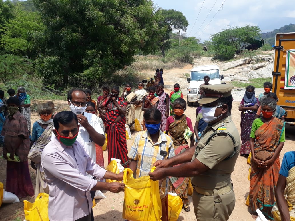 SCMGroups's tweet image. #corona #COVID19 
@thechennaisilks @SCMGroups @Vijaykarthikeyn @TPRDtCollector 
12.05.2020 issued 250 Packs Rice &amp;amp; Grocery to Tribal people&apos;s in Udumalpet Tiger Reserve area Parai,Thlanji, Manjampatti, Moongilpallam
Through District forest office
Ganeshram - ACF,
Gopi - Ranger