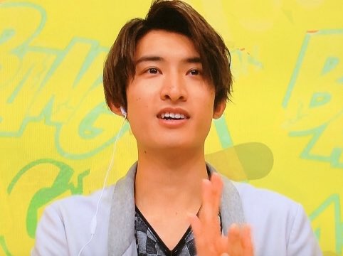 向井康二の髪型 髪色まとめ セットに使う愛用へアアイロンとは 綺麗な二重も分析 アスネタ 芸能ニュースメディア