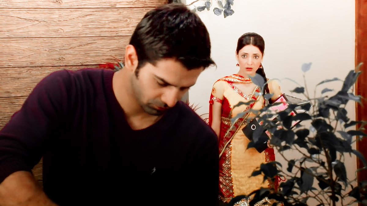 Khushi is surprised to see Arnav giving water to plants  #Arshi  #RabbaVe  #IPKKND #SanayaIrani  #BarunSobti