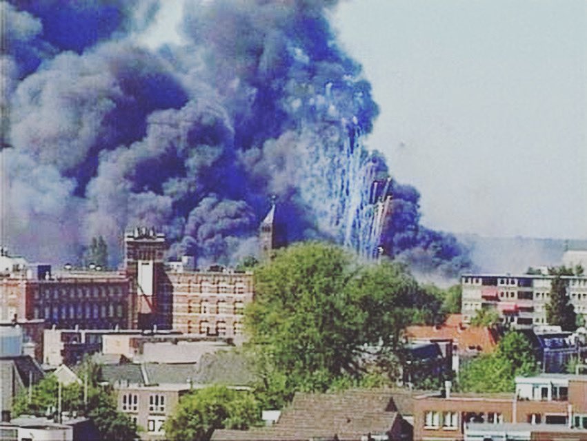 Vandaag is het precies 20 jaar geleden dat de vuurwerkramp in Enschede heeft plaatsgevonden. Een woonwijk compleet verwoest, bijna 1000 gewonden en 23 doden. Nabestaanden, hulpverleners, vrijwilligers en slachtoffers getekend voor het leven. Vandaag herdenken we alle slachtoffers