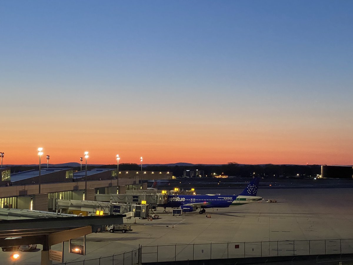 KimberleyAnn72's tweet photo. The sun is coming up at @Bradley_Airport @JetBlue #NYPD plane #jetBlueBDL #sunrise https://t.co/CFkObdi7jY