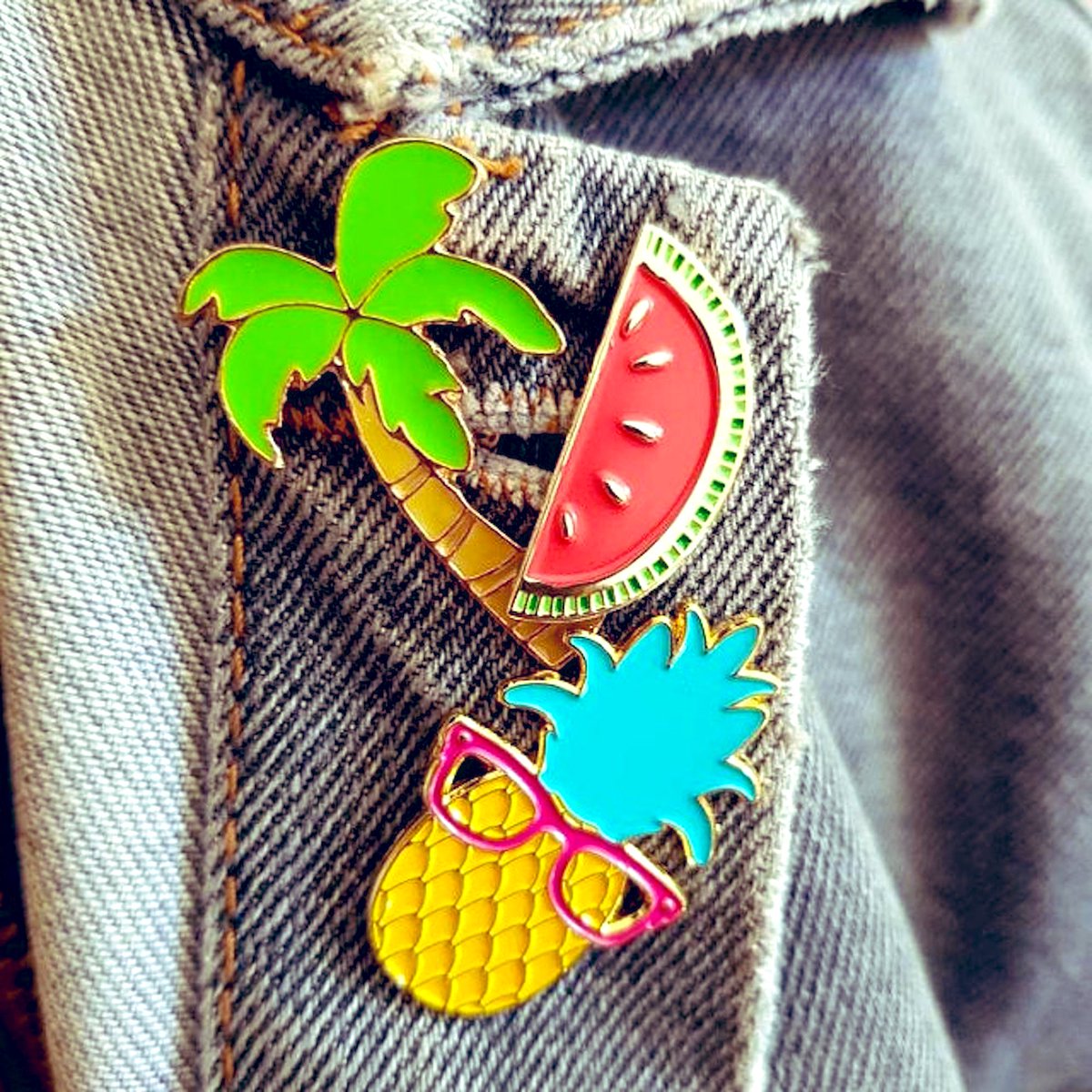 rupandforn's tweet photo. Heaps of new pins just dropped on the website today and still 3 for £10! Who’s feeling tropical? 🏝 https://t.co/HlEAgnDr99 #EnamelPins #kingpinbadges #tropical https://t.co/chcmL61Dd9