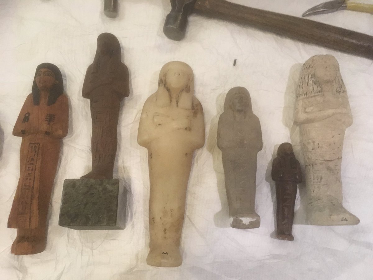 (6) These images of Shabti (miniature figures who accompanied the deceased into the afterlife to perform tasks) were photographed during the assembling of the  @PetrieMuseEgypt wonderful Shabti display which can still be seen in the Pottery Gallery, for free #MuseumsUnlocked