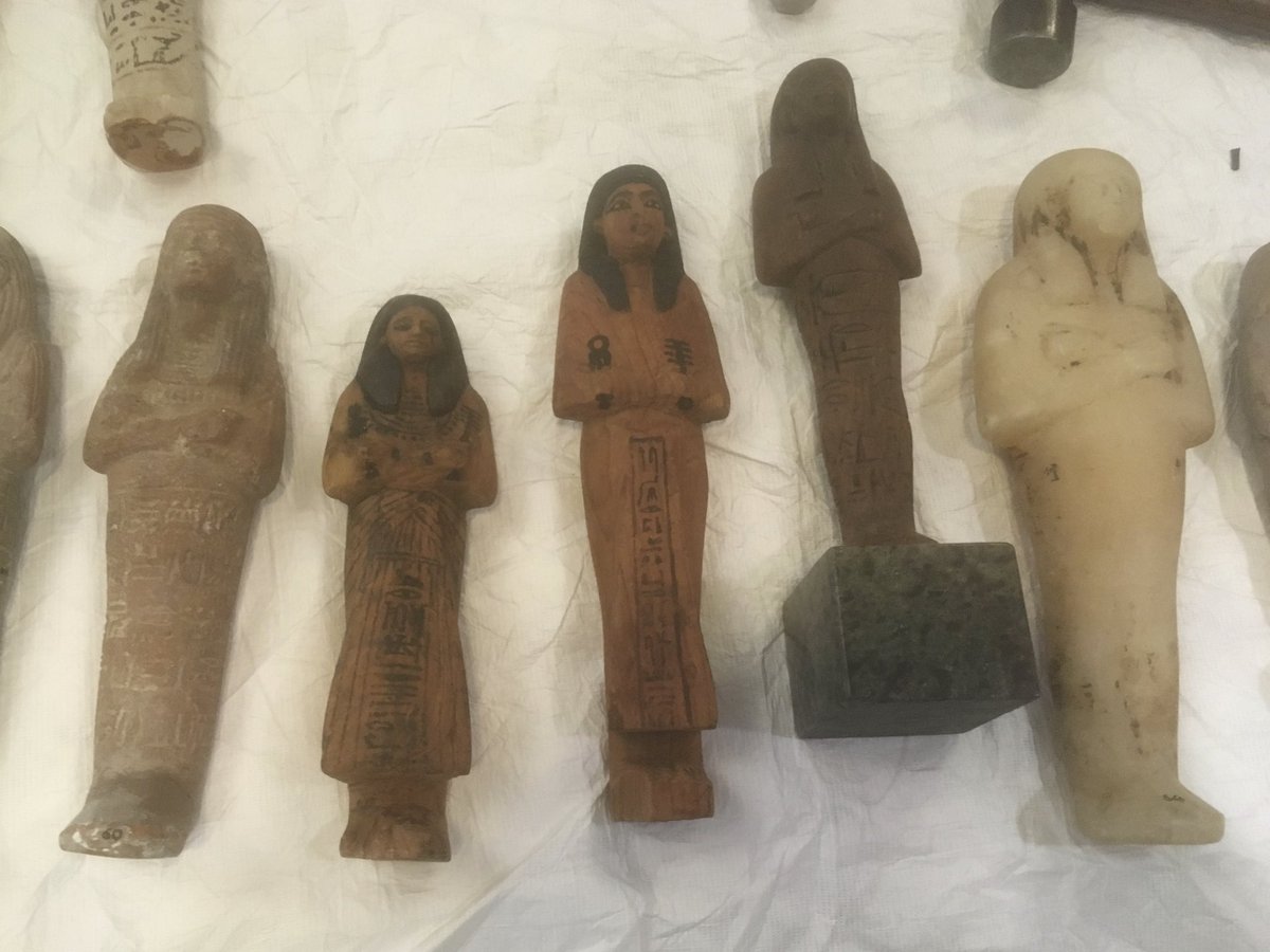 (6) These images of Shabti (miniature figures who accompanied the deceased into the afterlife to perform tasks) were photographed during the assembling of the  @PetrieMuseEgypt wonderful Shabti display which can still be seen in the Pottery Gallery, for free #MuseumsUnlocked